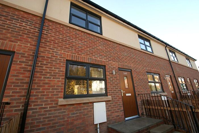 2 Bedroom Detached House To Rent In Pudsey Road, Leeds, West Yorkshire, LS13