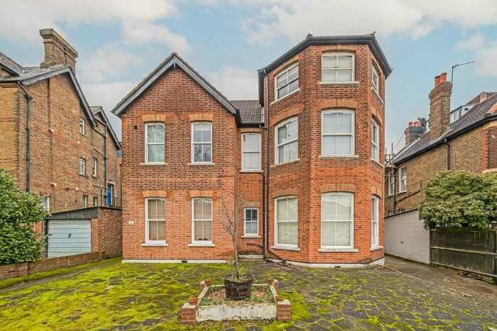 Studio To Rent In Avenue South, Berrylands, Surbiton, KT5