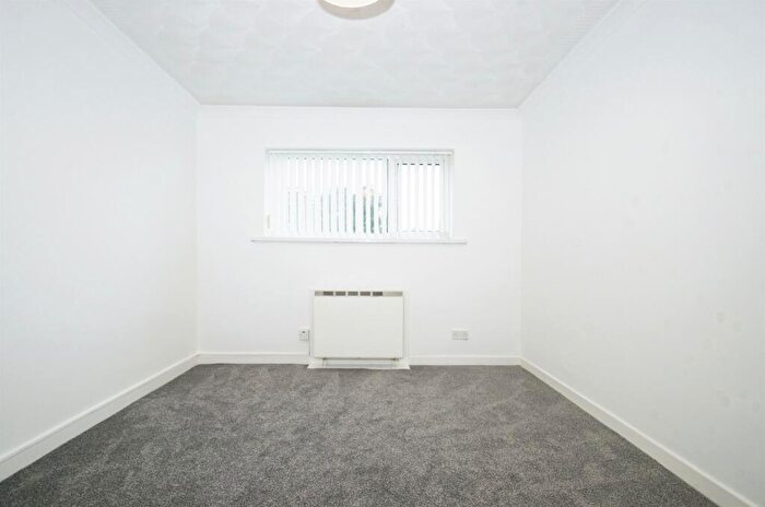 2 Bedroom Flat For Sale In Curlew Close, Cardiff, CF14