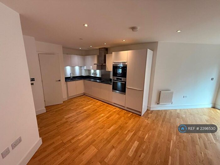 2 Bedroom Flat To Rent In Cityview Point, London, E14