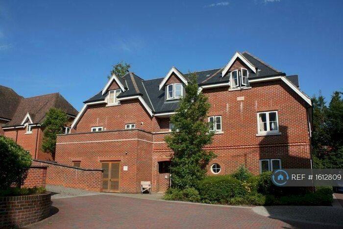 2 Bedroom Flat To Rent In Elim Close, Bishops Waltham, Southampton, SO32