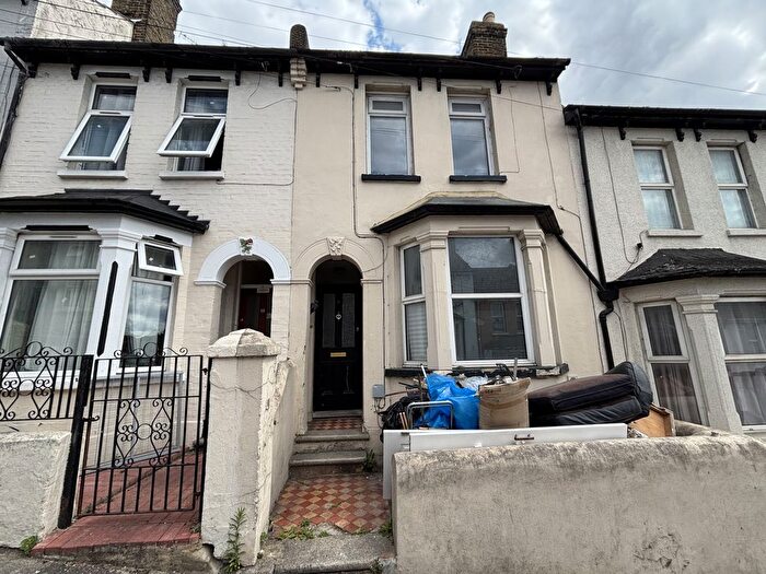 1 Bedroom Flat For Sale In Institute Road, Chatham, ME4