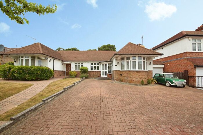 2 Bedroom Bungalow For Sale In Cadogan Gardens, London, N21