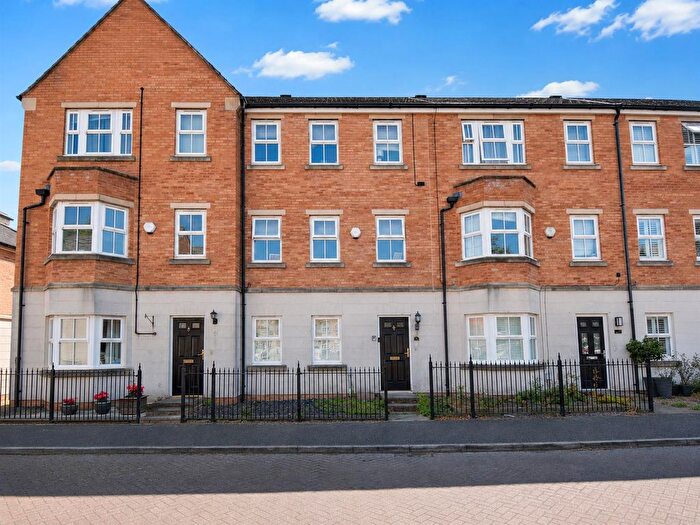 4 Bedroom Town House To Rent In Tuke Grove, Wakefield, WF1