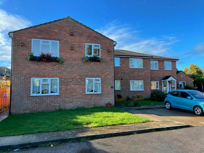 3 Bedroom Flat To Rent In Linden Way, Shepperton, TW17