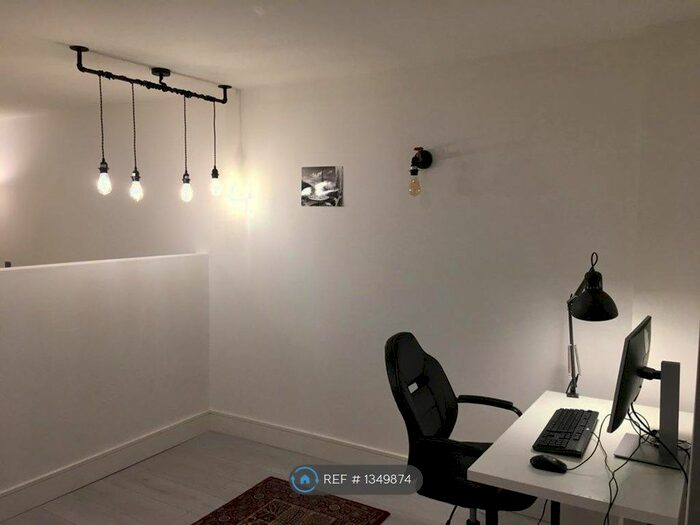 Studio To Rent In Commercial Road, Swindon, SN1