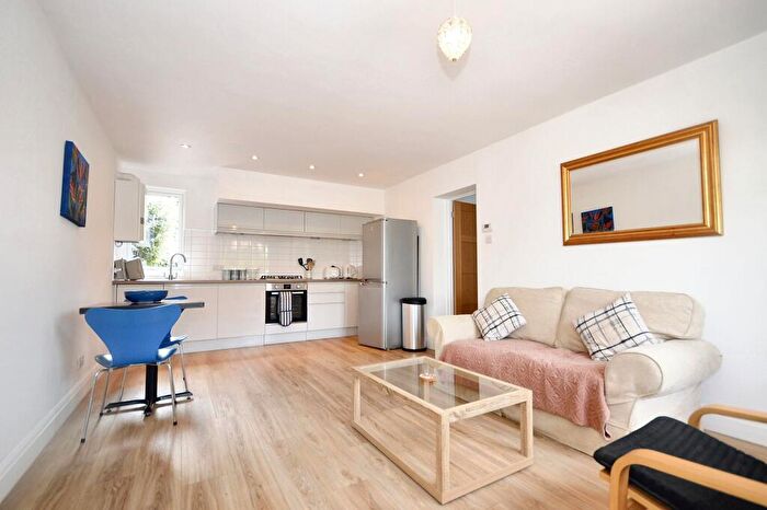 1 Bedroom Flat To Rent In The Annexe Hogback Wood Road Beaconsfield, HP9