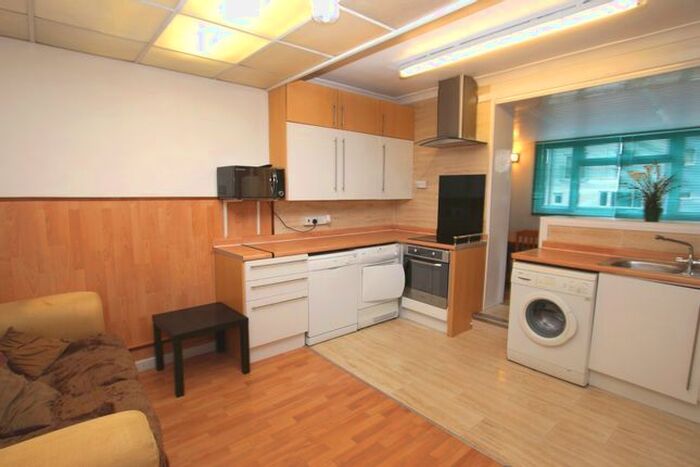 5 Bedroom Maisonette To Rent In Tolworth Broadway, Surbiton, KT6