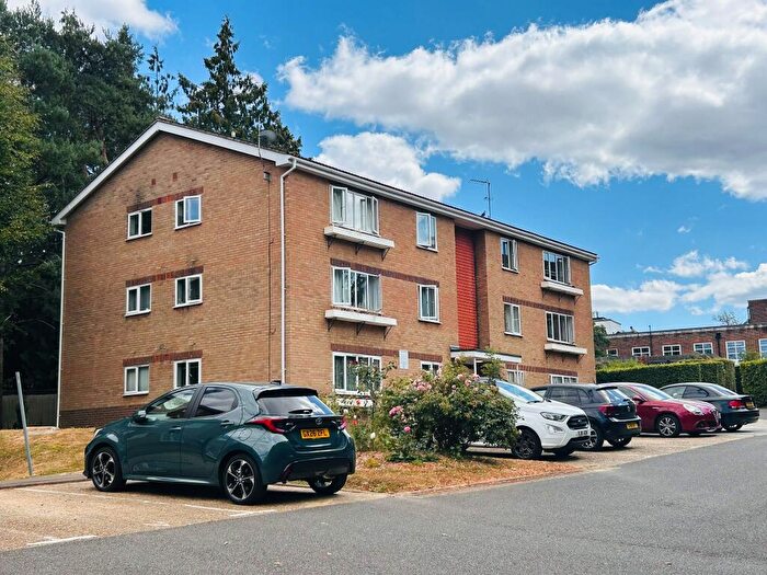 1 Bedroom Apartment To Rent In Pound Hill, RH10