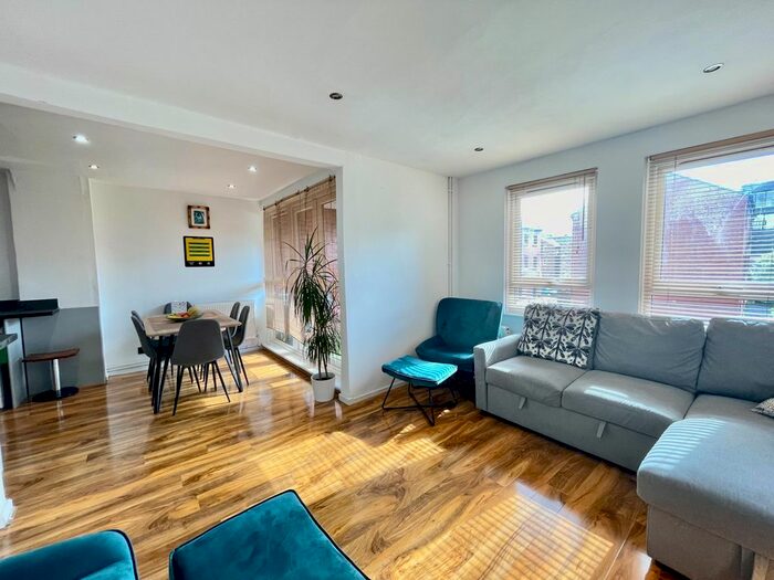 3 Bedroom Town House To Rent In Martlesham Walk, Manchester, M4