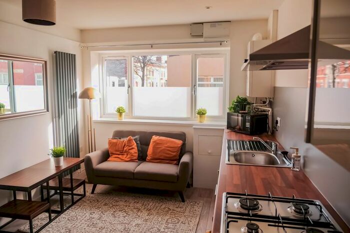 2 Bedroom Flat To Rent In Court Road, Grangetown, Cardiff, CF11