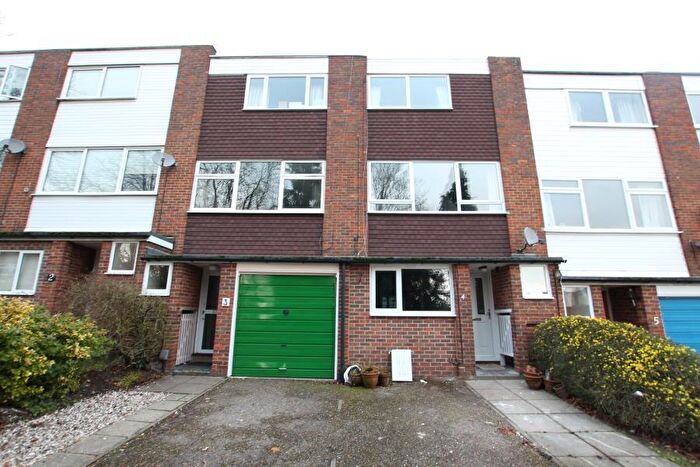 3 Bedroom Town House To Rent In Woking, GU22
