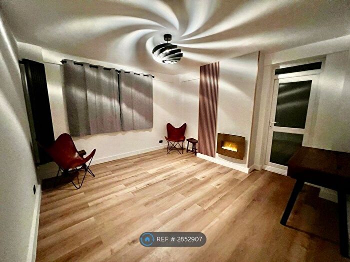 2 Bedroom Flat To Rent In Cumberland House, Kingston Upon Thames, KT2