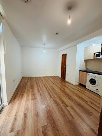 Studio To Rent In High Road Leyton, London, E10