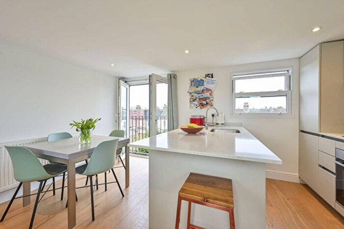 2 Bedroom Maisonette For Sale In Aston Road, Raynes Park, London, SW20