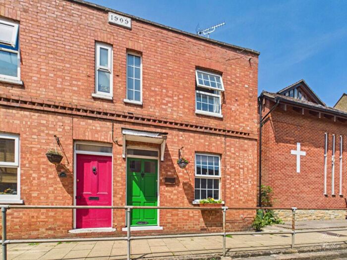 2 Bedroom End Of Terrace House For Sale In Well Street, Buckingham, Buckinghamshire, MK18