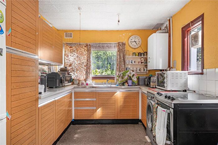 3 Bedroom Terraced House For Sale In Elmcroft Street, London, E5 - Photo 3