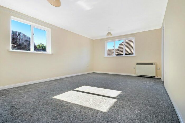 2 Bedroom Flat To Rent In Bishopsgate Walk, Chichester, PO19