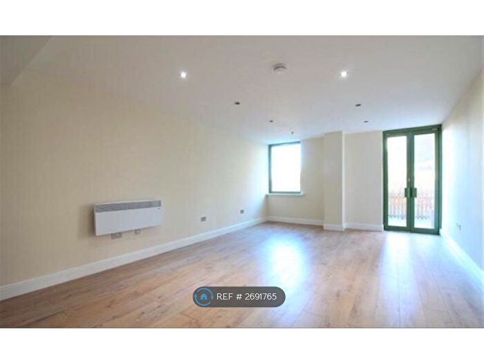 1 Bedroom Flat To Rent In Brisbane Court, Slough, SL1