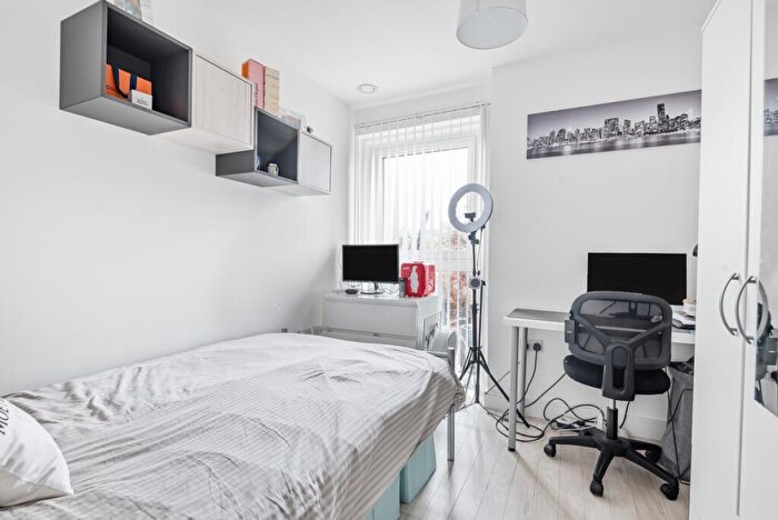 3 Bedroom Flat To Rent In Pell Street London, SE8