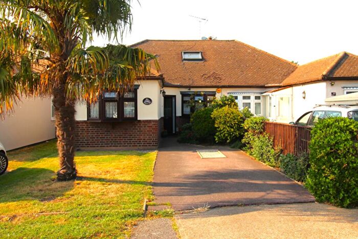 5 Bedroom Bungalow For Sale In Mygrove Road, Rainham, RM13