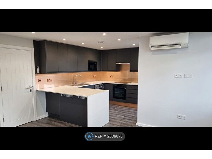 3 Bedroom Flat To Rent In The Oaks, London, NW6