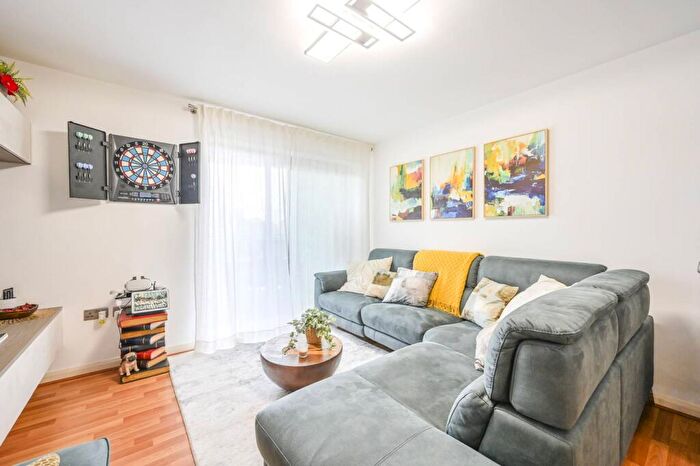 2 Bedroom Flat For Sale In Explorers Court, Canary Wharf, London, E14