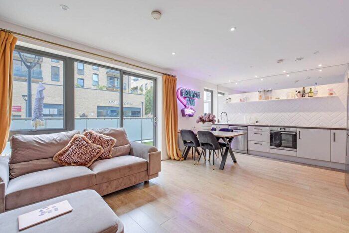 2 Bedroom Flat For Sale In Felix Point, Tower Hamlets, London, E14