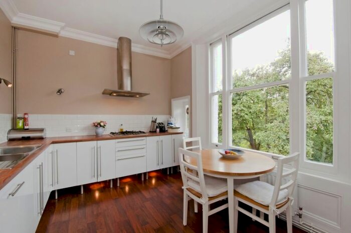 2 Bedroom Flat To Rent In The Park, Highgate Village, N6