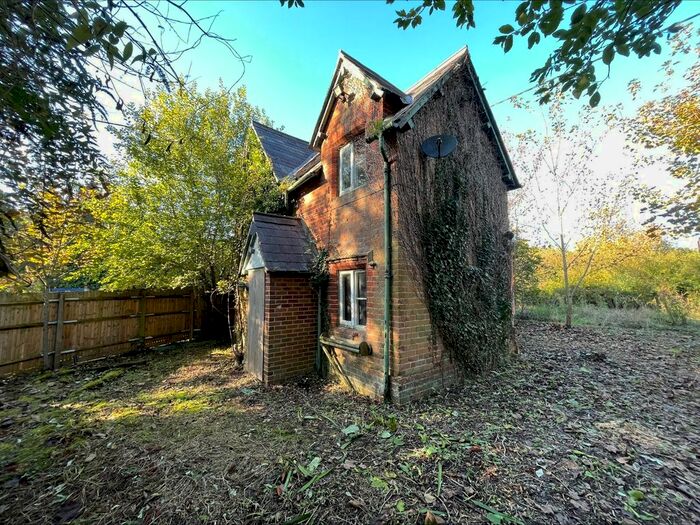 2 Bedroom Detached House For Sale In Willow Court Lane, Moulsford, Wallingford, Oxfordshire, OX10