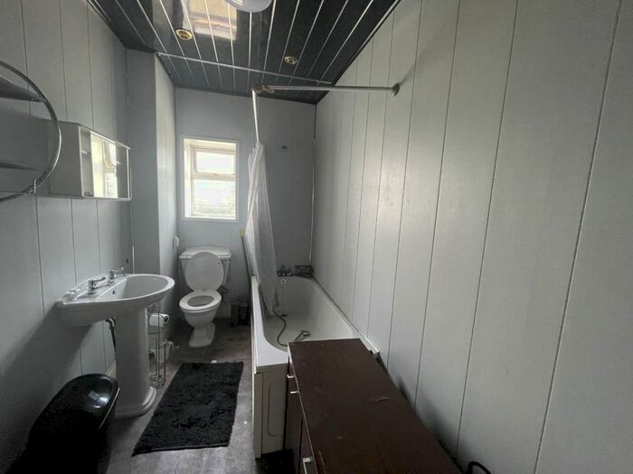 2 Bedroom Flat To Rent In Bradford Road, Shipley, West Yorkshire, BD18