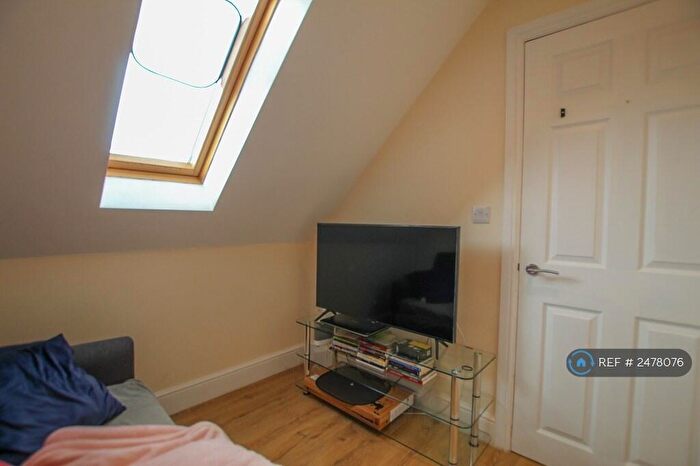 2 Bedroom Flat To Rent In Lord Lyon, Stockcross, Newbury, RG20