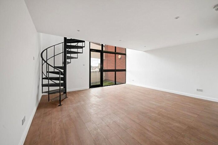 2 Bedroom Flat To Rent In Snakes Lane East, Woodford Green, Essex, IG8