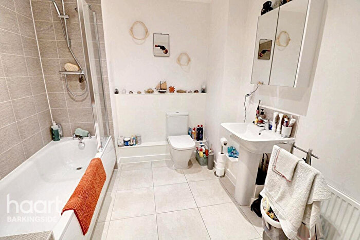 1 Bedroom Flat For Sale In Marine Crescent, Hainault, IG6