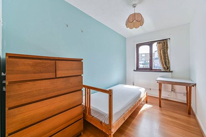 2 Bedroom Flat For Sale In Clapham Road, Clapham North, London, SW9