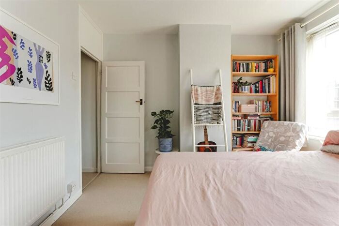 3 Bedroom Flat To Rent In Geffrye Estate, Islington, London, N1