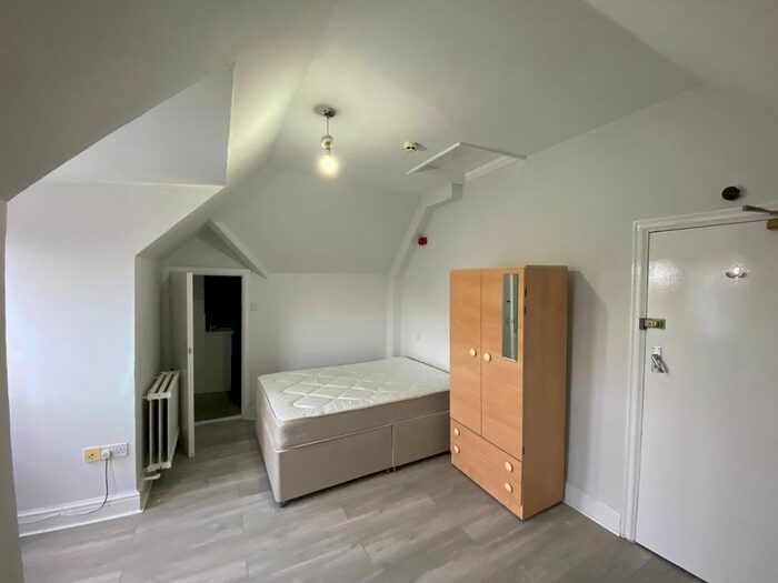 1 Bedroom Flat To Rent In Sheen Lane, London, SW14