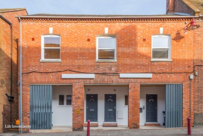 2 Bedroom Flat To Rent In New Street, Daventry, Northamptonshire, NN11