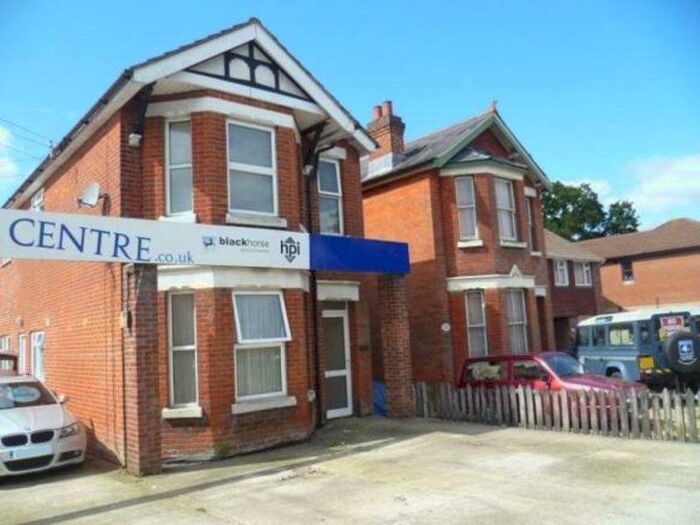 3 Bedroom Flat To Rent In Hill Lane, Southampton, SO15