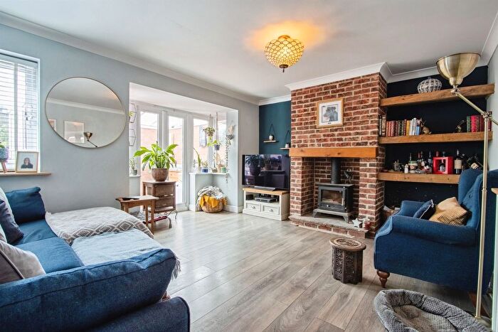 4 Bedroom Detached House For Sale In Martingale Drive, Leeds, LS10