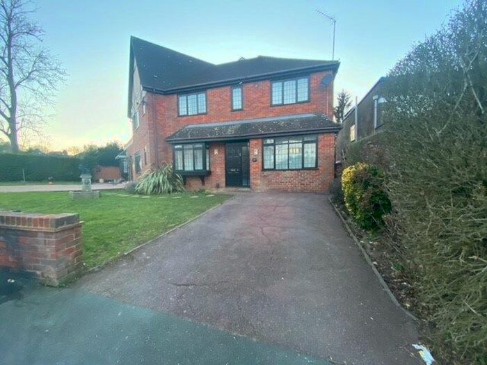 4 Bedroom Semi-Detached House To Rent In Ashley Lane, London, NW4