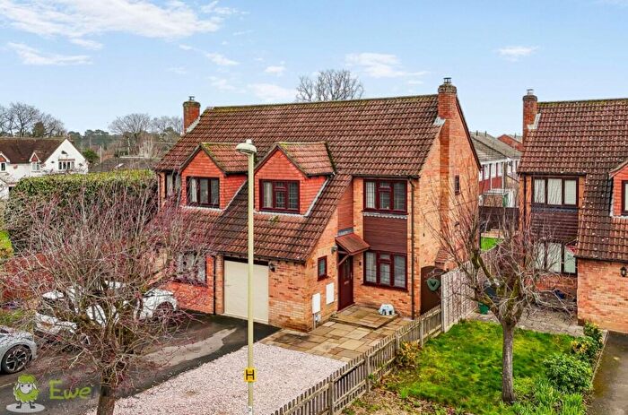 4 Bedroom Semi-Detached House For Sale In Spencer Close, Pamber Heath, Tadley, RG26