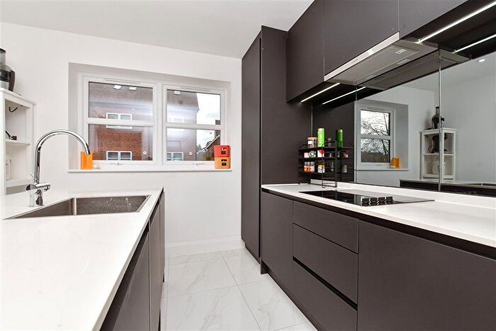 3 Bedroom Town House For Sale In Oakmont Close, Kenley, Surrey, CR8