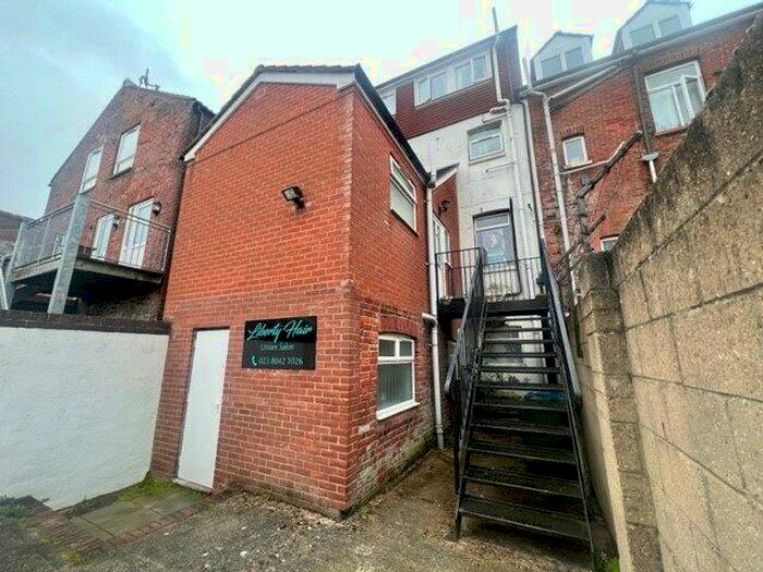2 Bedroom Maisonette To Rent In Woodley Road, Southampton, Hampshire, SO19