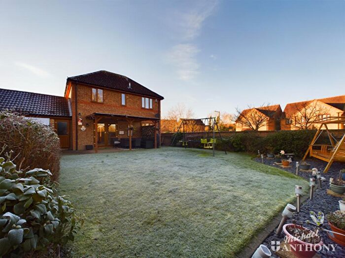 4 Bedroom Detached House For Sale In Berwald Close, Milton Keynes, MK7