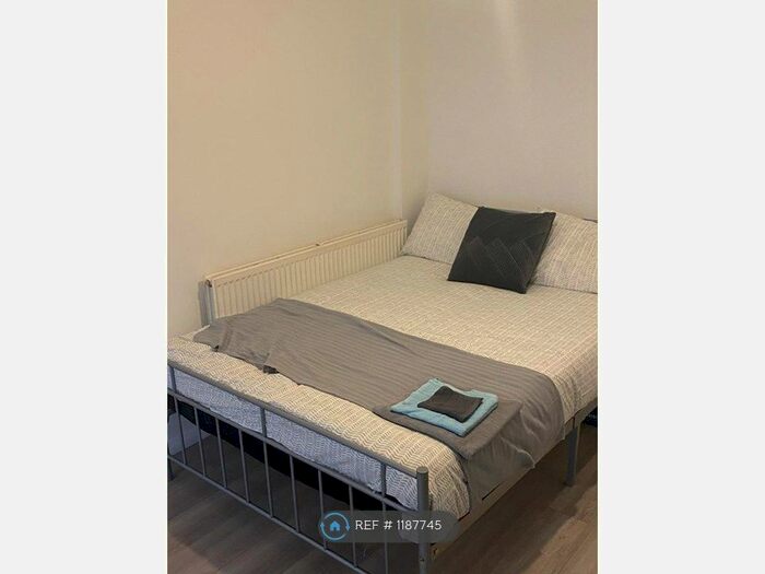 Studio To Rent In Gaydon Lane, London NW9