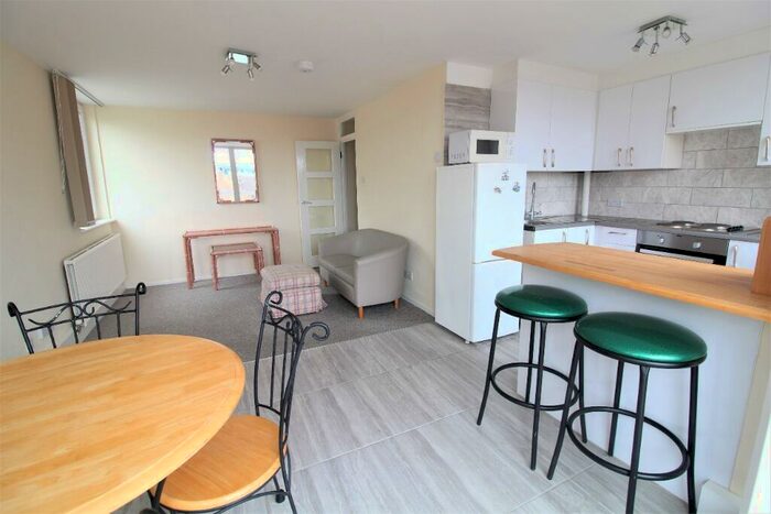 2 Bedroom Flat To Rent In Furze Hill, Hove, BN3