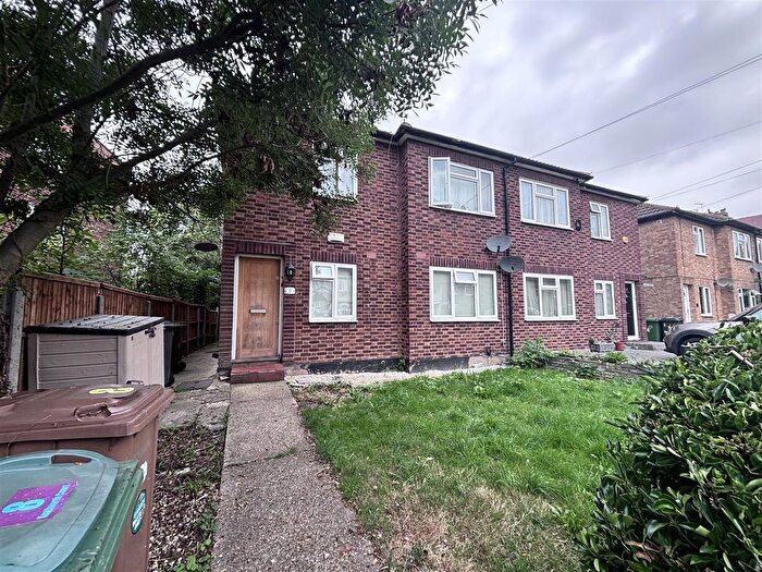 2 Bedroom Flat To Rent In Heathcote Grove, London, E4
