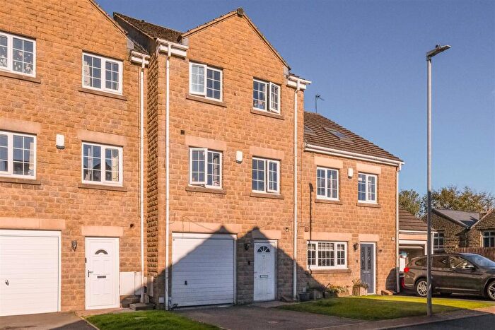 4 Bedroom Town House For Sale In The Oaks, Huddersfield, HD3