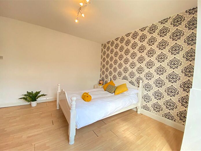 5 Bedroom Flat To Rent In Embleton Road, London, SE13